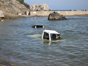 海に流された車
