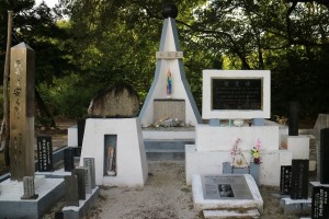 ペリリュー島の共同墓地の一角に鎮まる日本人慰霊碑