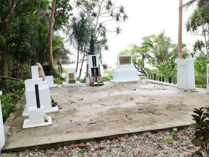 アンガウル島の日本人慰霊碑群